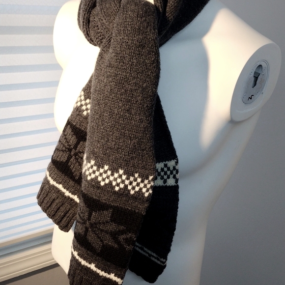 GAP men's white, black and gray snowflake lambs wool scarf - Picture 3 of 4